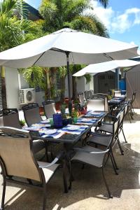 Private 7 Villa Complex with 16 BR Pool & Jacuzzi的庭院或其他户外区域