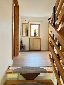 ein Wohnzimmer mit Treppe und einer Bank in der Unterkunft Ferienhäuser am Vogelpark - Boddenhaus 60 in Marlow