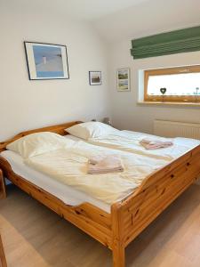 Ein Bett oder Betten in einem Zimmer der Unterkunft Ferienhäuser am Vogelpark - Boddenhaus 60