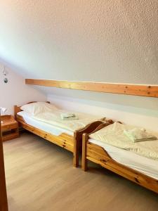 Ein Bett oder Betten in einem Zimmer der Unterkunft Ferienhäuser am Vogelpark - Boddenhaus 60