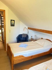 Ein Bett oder Betten in einem Zimmer der Unterkunft Ferienhäuser am Vogelpark - Boddenhaus 60