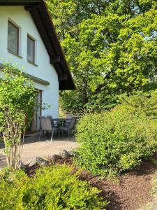 Ein Garten an der Unterkunft Ferienhäuser am Vogelpark - Boddenhaus 60