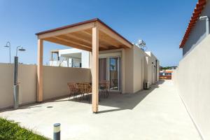 un patio con un pabellón en el lateral de una casa en Lago Beach Living, en Faliraki