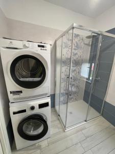 a washing machine and a washer in a bathroom at Appartamento Lindo e Dora - A due passi dal mare in San Benedetto del Tronto +6 photos