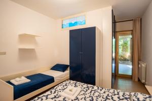 1 Schlafzimmer mit 2 Betten und einem blauen Schrank in der Unterkunft GuestHost - Modern Escape with Pool & Sunny Terrace in Sanremo + 26 Fotos