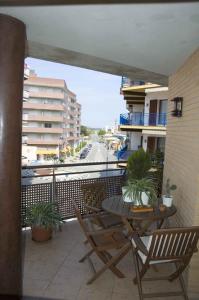 un patio con tavolo e sedie su un balcone di Piso céntrico reformado a Torredembarra