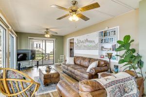 Χώρος καθιστικού στο Boat Ramp and Dock Lake Greenwood Getaway!