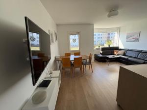 un soggiorno con un divano e un tavolo di Midnight Sun Apartment a Reykjavik