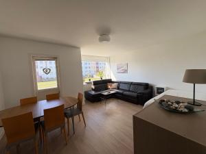 un soggiorno con un divano e un tavolo di Midnight Sun Apartment a Reykjavik