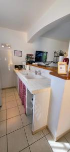 Kuchyň nebo kuchyňský kout v ubytování Gîte Paradizu, vue imprenable en Provence