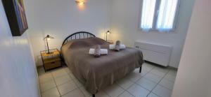 Postel nebo postele na pokoji v ubytování Gîte Paradizu, vue imprenable en Provence