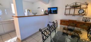 Kuchyň nebo kuchyňský kout v ubytování Gîte Paradizu, vue imprenable en Provence