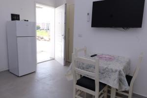 Μια τηλεόραση ή/και κέντρο ψυχαγωγίας στο BeniNet Apartments in Golem Beach