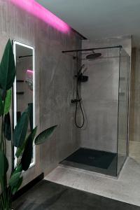 Ένα μπάνιο στο Mad Rooms