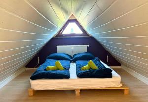 Weyheにあるunique - maisonette - kitchen - parking - cozy - washing machineの窓のある小さな部屋のベッド