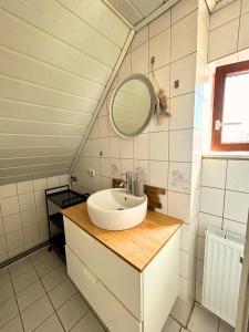 Weyheにあるunique - maisonette - kitchen - parking - cozy - washing machineの洗面台と鏡のあるバスルーム