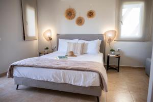 ein Schlafzimmer mit einem Bett, auf dem ein Hut liegt in der Unterkunft Villa Sunrise by the Sea in Kiotari + 53 Fotos