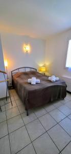 เตียงในห้องที่ Gîte Palma, vue exceptionnelle vallée Provençale