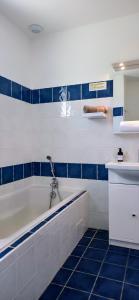 ห้องน้ำของ Gîte Palma, vue exceptionnelle vallée Provençale