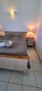 เตียงในห้องที่ Gîte Palma, vue exceptionnelle vallée Provençale
