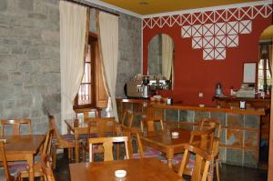A restaurant or other place to eat at Puente Romano