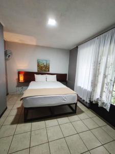 Postel nebo postele na pokoji v ubytování Ávita Lodge