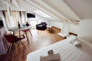 une chambre avec un lit, une table et un canapé dans l'établissement Summer Me - Corfu Downtown Studios, à Corfou