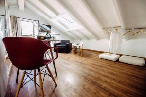 un salon avec une chaise et un canapé dans l'établissement Summer Me - Corfu Downtown Studios, à Corfou