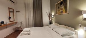 A bed or beds in a room at Papadioti Apartments
