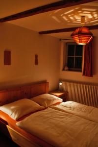 a bedroom with two beds and a window at Ferienhaus zum Grünen Hirsch Stolln in Breitenbrunn