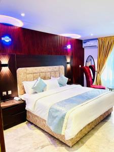 Postel nebo postele na pokoji v ubytování ComeInn CAS Hotel