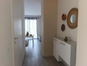 una cucina bianca con tavolo e specchio di Boadream Casa Duria Azzurra a Sal Rei
