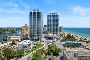 フォート・ローダーデールにあるRitz-Carlton Luxury Oceanview 3-Bedroom Residenceの都市と海の空中写真