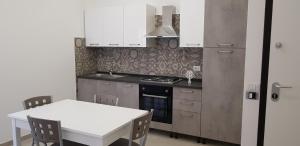 Η κουζίνα ή μικρή κουζίνα στο Beach Apartments & Rooms +8 φωτογραφίες