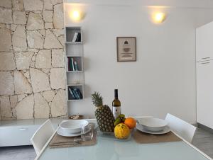 un tavolo con un cesto di frutta e una bottiglia di vino di Boadream Casa Duria Azzurra a Sal Rei