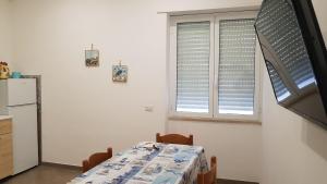 Μια τηλεόραση ή/και κέντρο ψυχαγωγίας στο Beach Apartments & Rooms