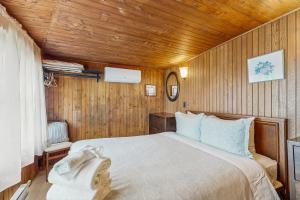Postel nebo postele na pokoji v ubytování Spruce Ledge