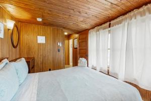 Postel nebo postele na pokoji v ubytování Spruce Ledge