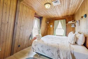 Postel nebo postele na pokoji v ubytování Spruce Ledge