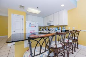 Η κουζίνα ή μικρή κουζίνα στο Lighthouse 1417 condo