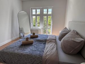 a bedroom with a large bed with a large mirror at Apartment 2 am Werlsee in Grünheide