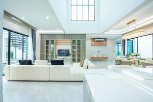 TV a/nebo společenská místnost v ubytování Wada La Mer Villa Pattaya - Private Pool