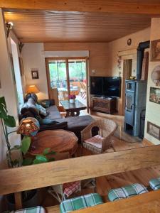 Μια τηλεόραση ή/και κέντρο ψυχαγωγίας στο Maison 20' COLMAR Jardin Calme Chevaux Vue Poêle à bois