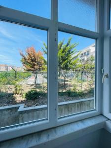 una ventana con vistas a un patio en Amora Suites, en Estambul