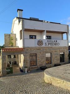 ein Gebäude mit einem Schild mit der Aufschrift „Solar Sprocolo“ in der Unterkunft Solar de São Pedro in Monção