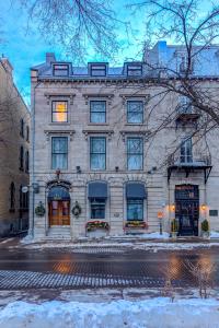 een groot stenen gebouw op de hoek van een straat bij North House - Bohemian Vieux Quebec Two Bedroom in Québec