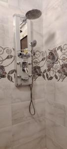 una ducha en un baño con espejo en حكاية مسكن, en Taif