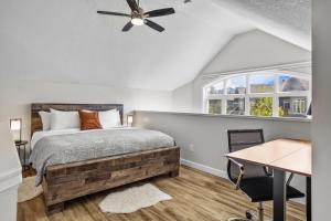 Un dormitorio con una cama y un ventilador de techo. en CHARMING 1 Bdrm plus loft with VIEWS managed by Little Sister Getaways, en Canmore