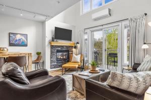 Una sala de estar con un sofá y una chimenea. en CHARMING 1 Bdrm plus loft with VIEWS managed by Little Sister Getaways, en Canmore
