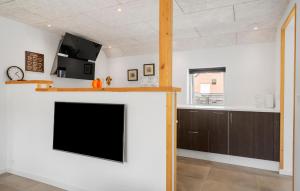 Una sala de estar con chimenea y televisión. en Stunning Home In Vemb With Wifi, en Vemb